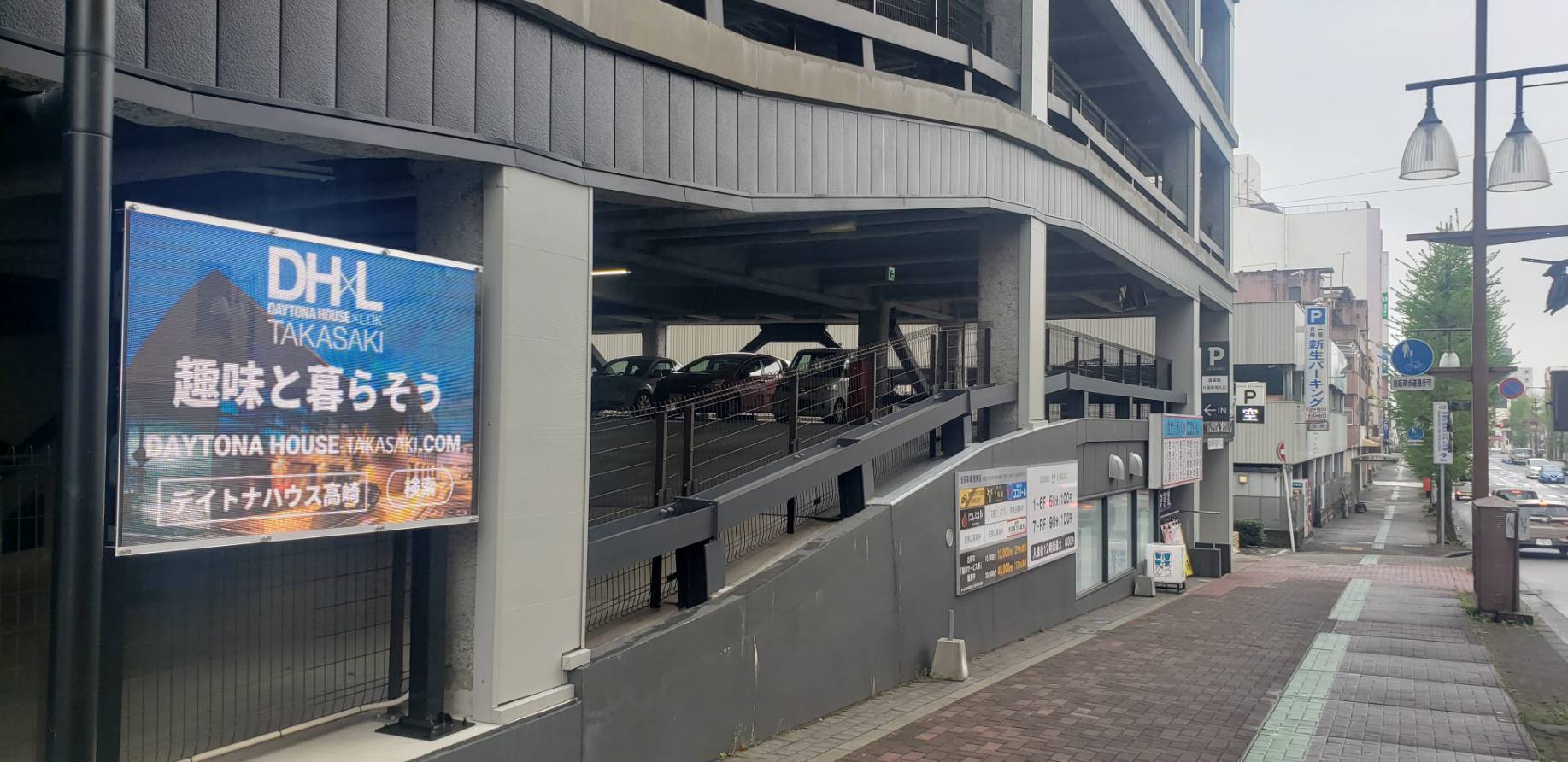 群馬県前橋市ゴサロパーキング駐車場内の動く看板広告デジタルサイネージ看板